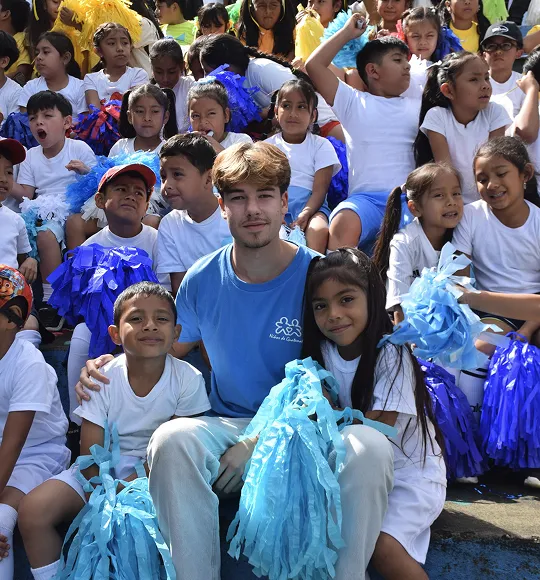 volunter with niños de guatemala